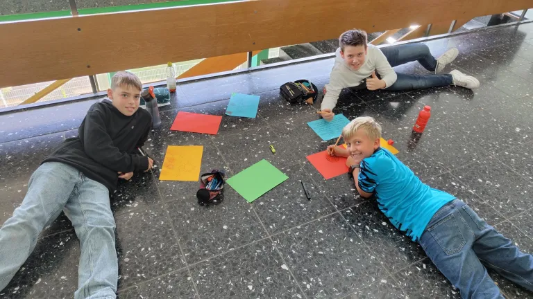 Jungs lernen und spielen im Treppenhaus