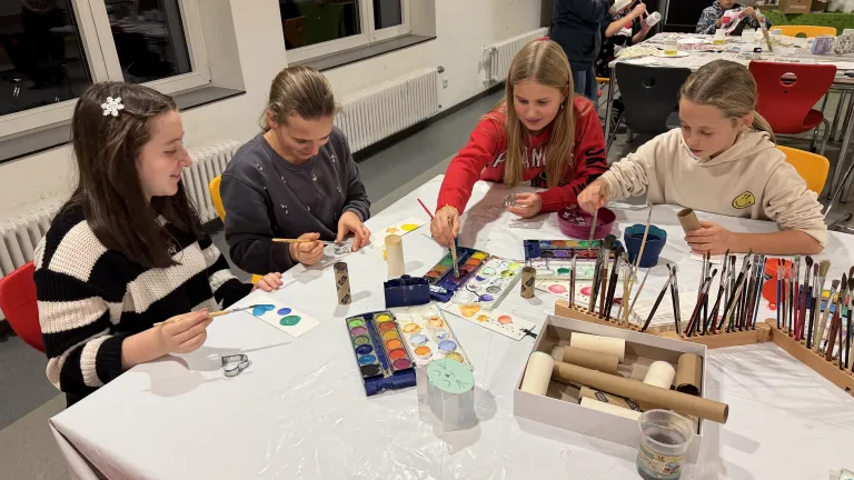 Vier M�dchen beim Basteln