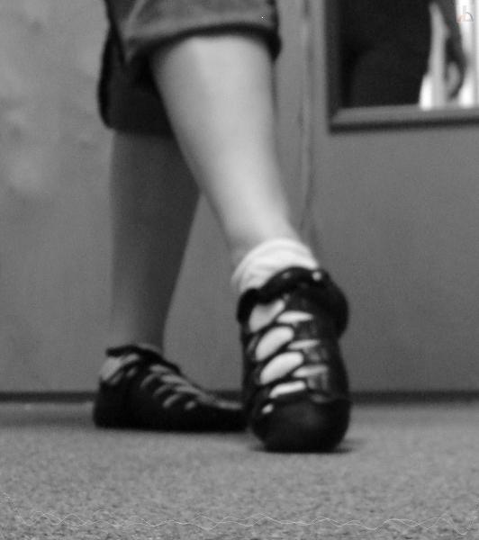 Schwarz-weiß-Bild zweier Füße, die irisch tanzen