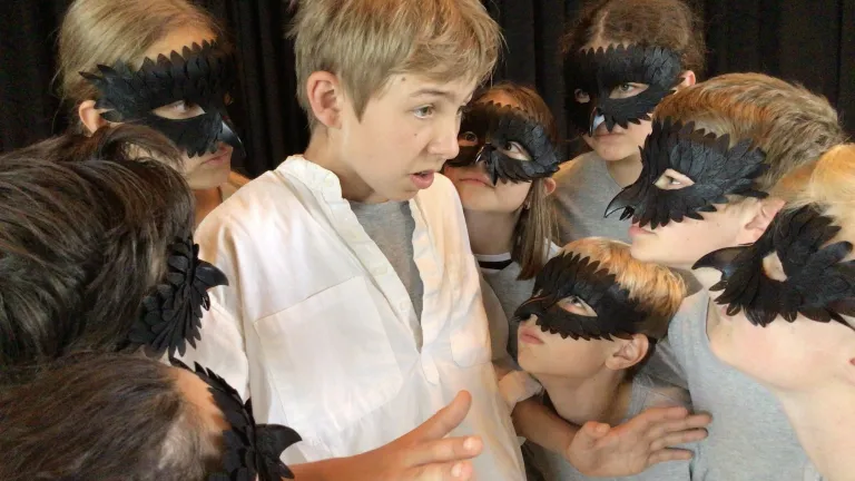 Kinder mit Masken spielen Krabat