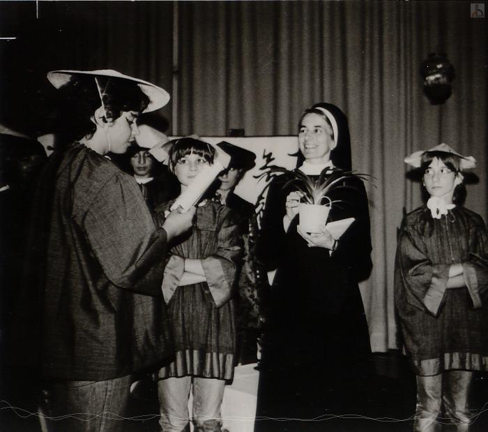 Schwarz-weiß-Bild einer Theateraufführung