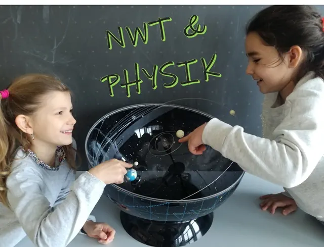 Zwei Schülerinnen betrachten ein Modell des Sonnensystems