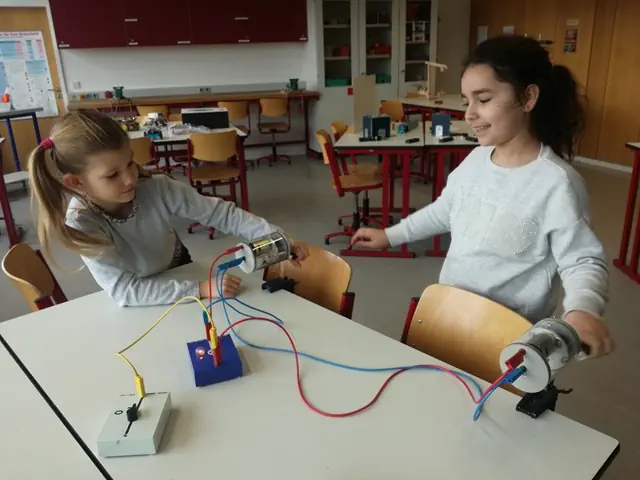 Zwei Schülerinnen experimentieren mit elektrischem Stromkreis