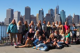 Schülergruppe vor der Skyline von Chicago