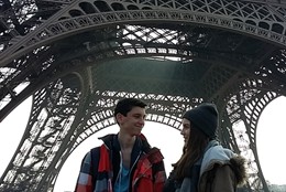 Schüler unter dem Eiffelturm
