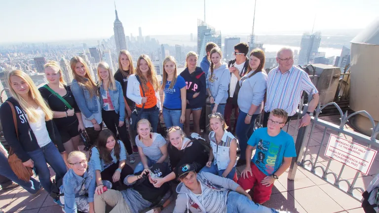Schülergruppe mit der Skyline im Hintergrund