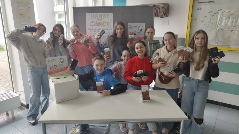 Schüler der Fairtrade AG haben alte Handys eingesammelt