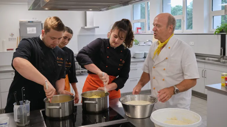 Lizeköche beim Kochen