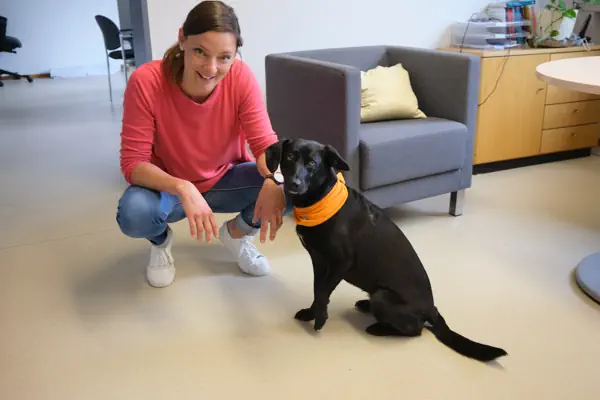 Elena und Schulhund Chica von der Schulsozialarbeit