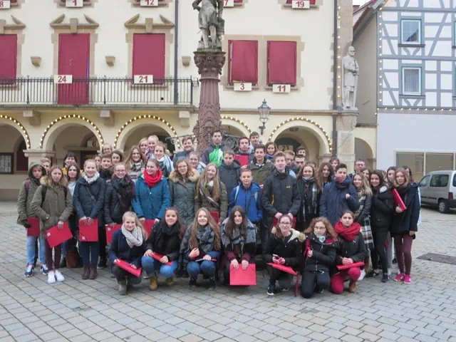 Schlergruppe vor Rathaus Sigmaringen