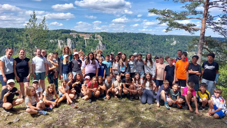 Gruppenbild hoch über dem Donautal