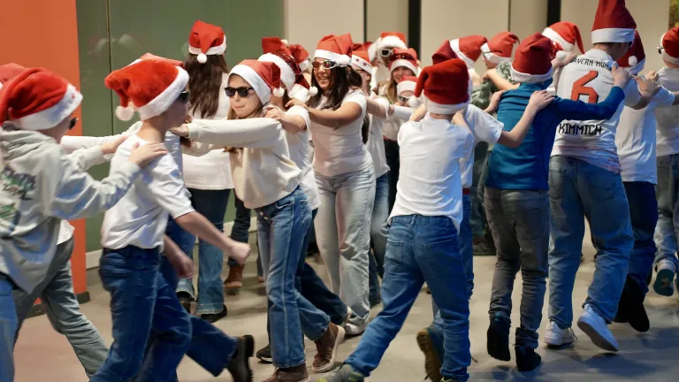 Viele Nikol�use tanzen Polonaise