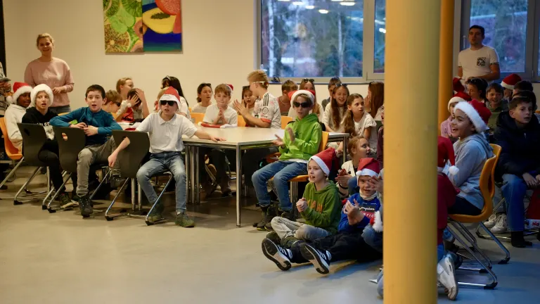 Die Zuschauer verfolgen das Programm.