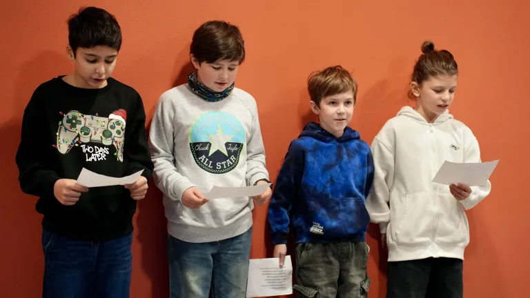 Vier Sch�ler w�hrend ihres Auftritts.