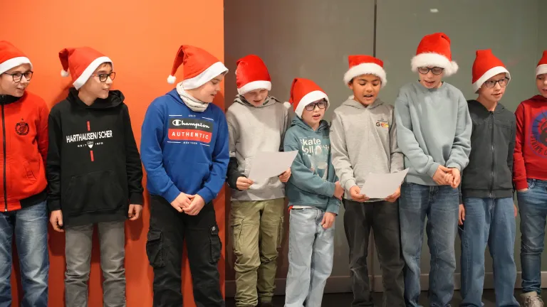 Eine Reihe von Sch�lern bei ihrem Auftritt.