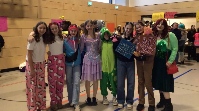 M�delsgruppe im Kost�m