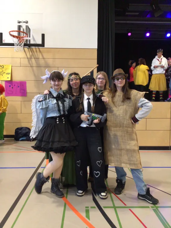 Sch�ler in tollen Kost�men