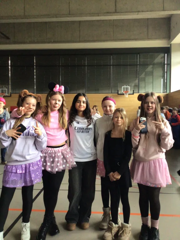 M�delsgruppe im Kost�m