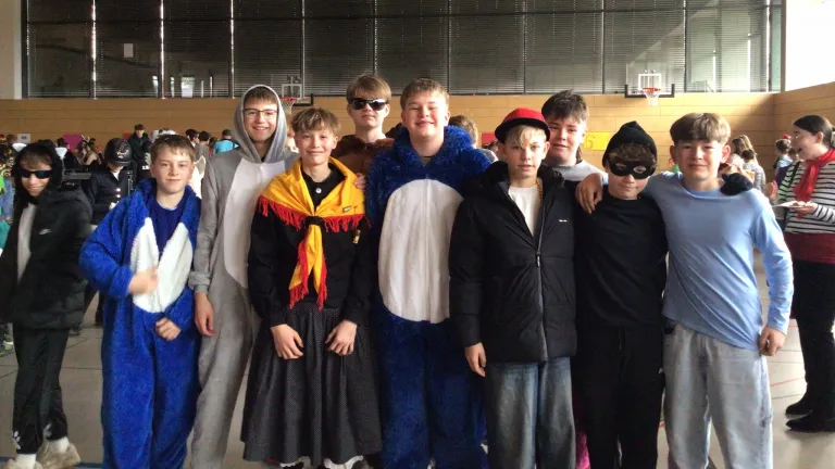 Jungsgruppe im Kost�m