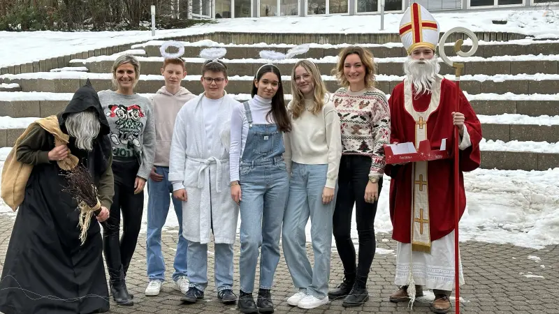 SMV als Nikolaus plus Gefolgschaft