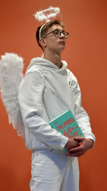 Ein Engel h�lt eine Bibel bereit.