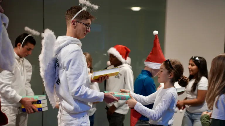 Engel verteilen die Bibeln an die Kinder.