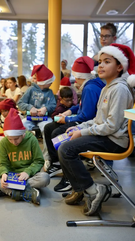 Viele Kinder haben ihre Bibeln schon bekommen.