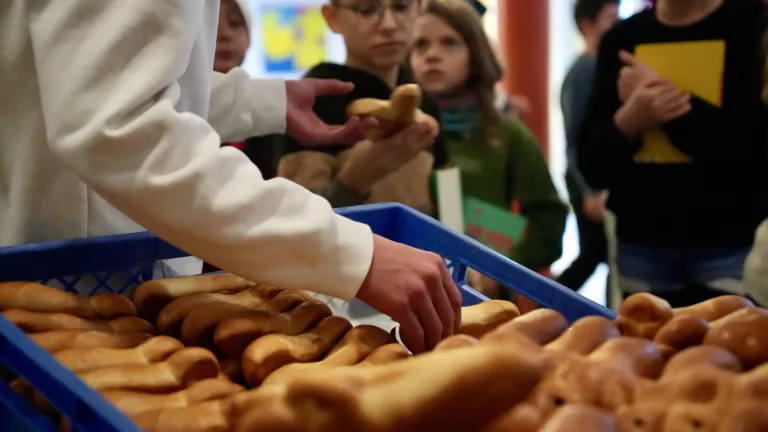 Die Hefe-Nikol�use werden ausgegeben.