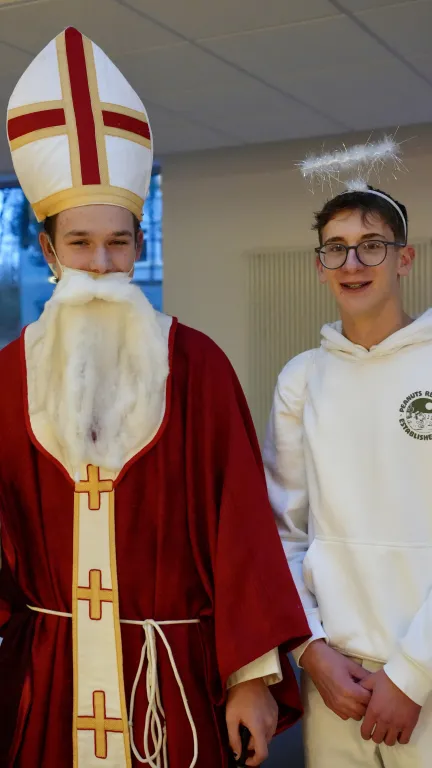 Der Nikolaus mit einem seiner Engel.