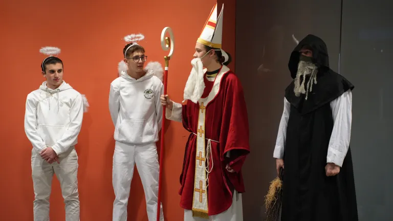 Der Nikolaus mit seinen Helfern