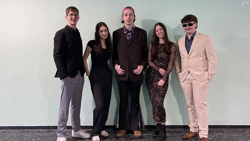 SchlersprecherInnen im Gala-Outfit