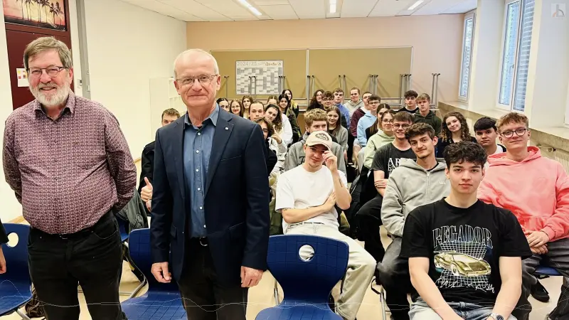 G. Stumpp und Prof. Mettenleiter im Klassenzimmer mit unseren J1ern