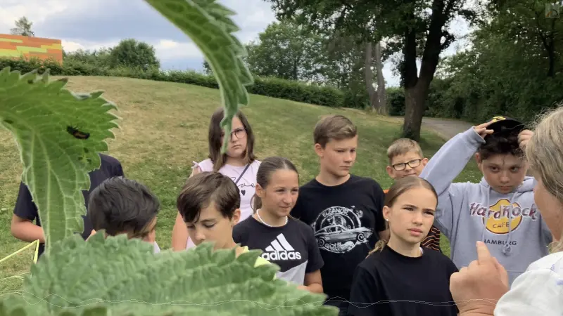 Schlergruppe im Schulgarten