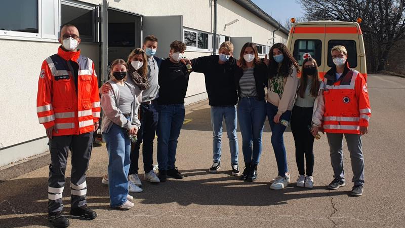 Gruppenbild der fleiigen Helfer mit den Fahrern vom DRK