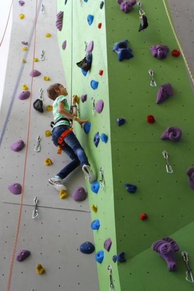 Junge an der Kletterwand