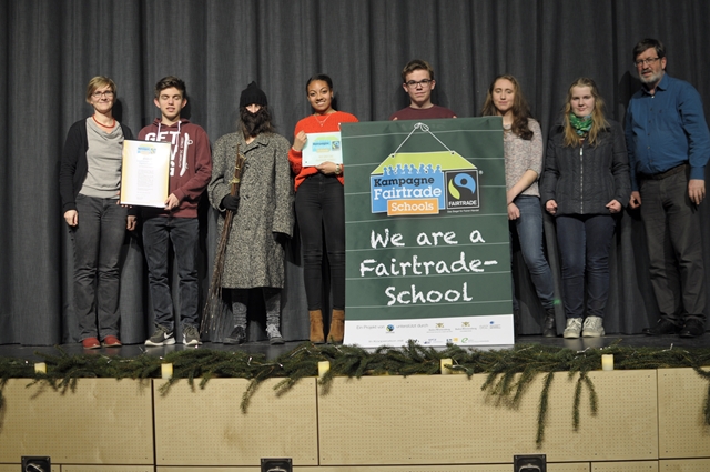 Feierliche Übergabe des Fairtrade-School-Siegels