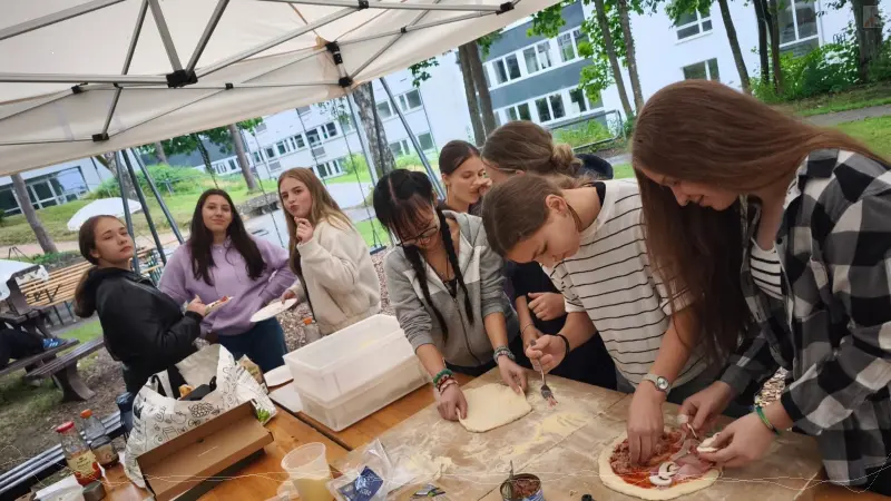 Beim Pizzabacken