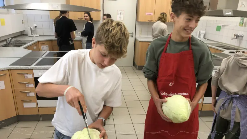 Zwei Jungs mit Kohlkpfen