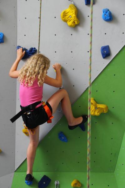 Schlerin an der Kletterwand