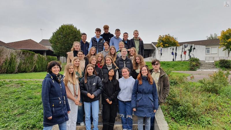 Schülergruppe auf dem Schulgelände in Frankreich