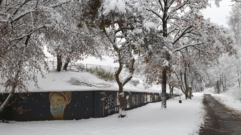 Bemalte Wand in Schneelandschaft