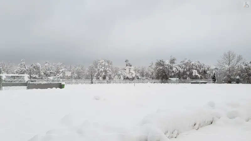 Verschneiter Sportplatz