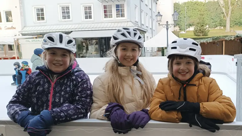 Drei Schülerinnen auf der Eisbahn