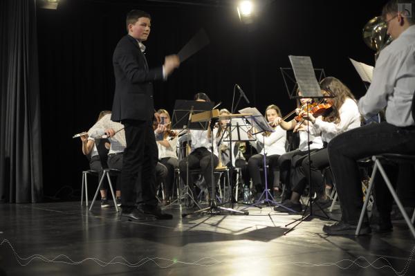 Ein Schüler dirigiert das Orchester