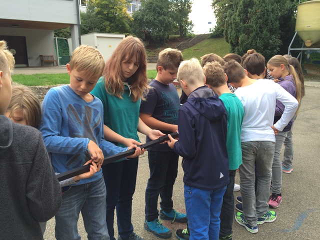 Kinder bei erlebnispdagogischen Spielen