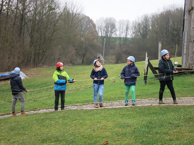 Kinder bei erlebnispdagogischen bungen