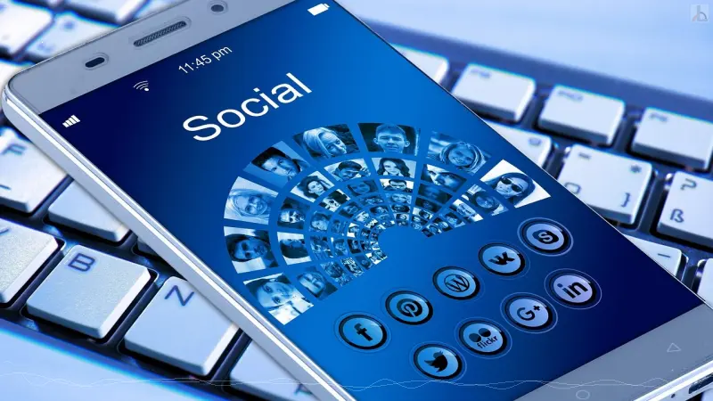 Symbolbild mit Handy und Tastatur - Bildnachweis: Geralt, Pixabay