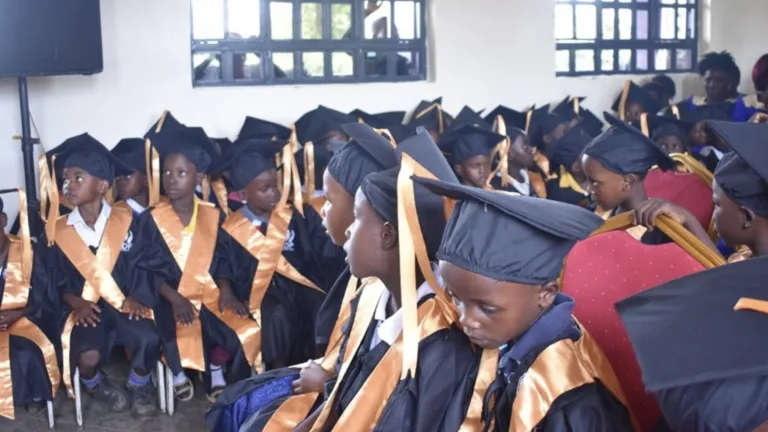 Kenianische Sch�ler mit Diplomh�ten