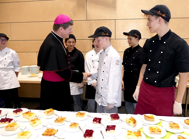 Der Erzbischof gratuliert den Lize-Köchen