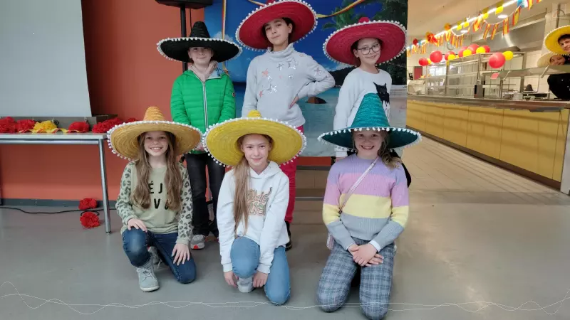 6 Schülerinnen mit Sombrero